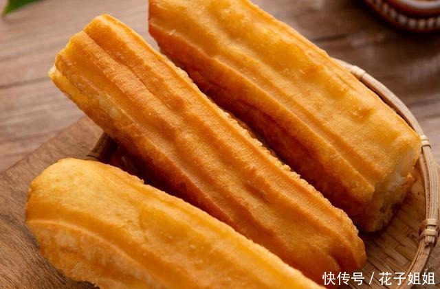 炸油条|冬天吃早餐,别再去外面买了,教你这样炸油条,外酥里软超好吃