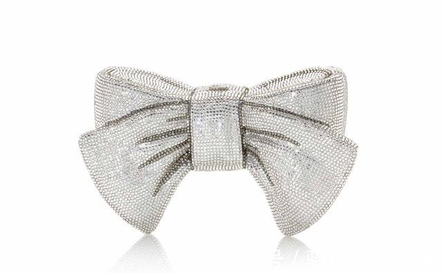 玛格丽塔 王室珠宝听说,钻石蝴蝶结胸针和珍珠更配哦