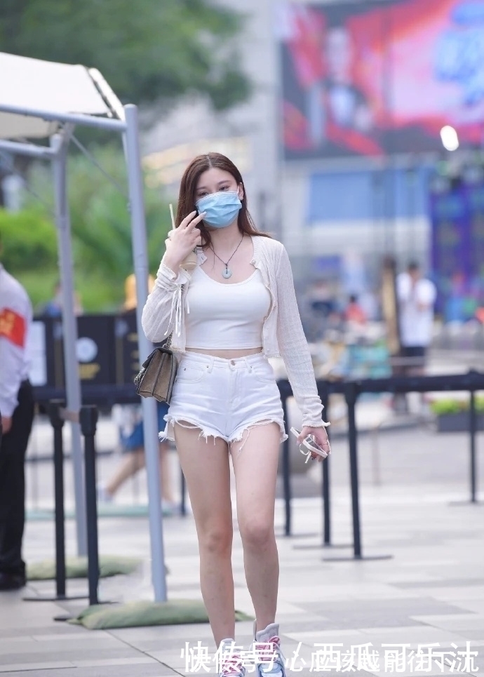 高跟鞋 微胖女孩的秋日穿搭,休闲显瘦的牛仔短裤,让造型轻松变好看