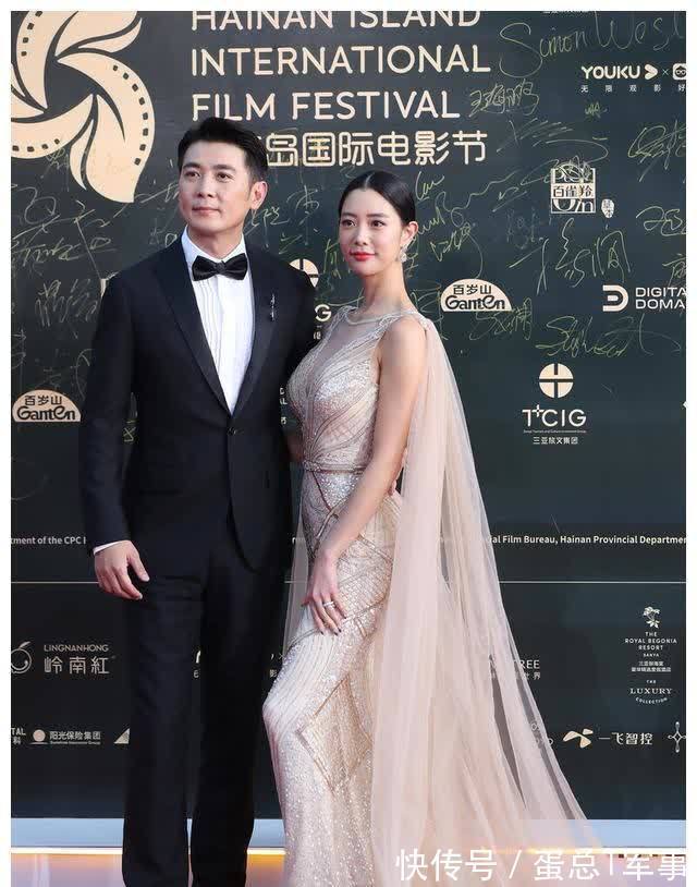 黄皮 克拉拉的身材绝了,香槟色修身裙凸显完美线条,体态姣好气质动人