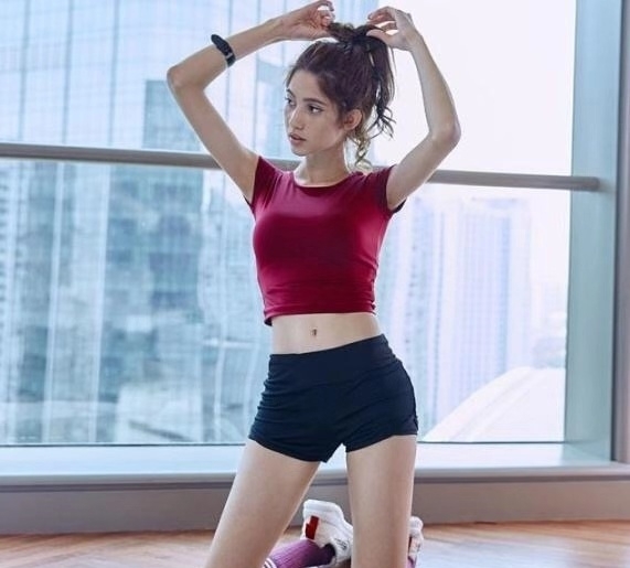 街拍：自信满满的小姐姐，身穿打底裤，显得格外迷人