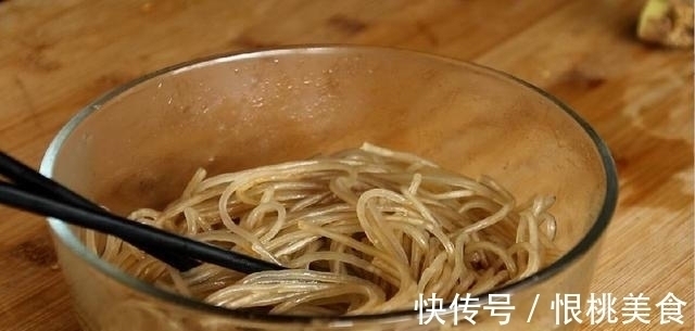 粉条最好吃的做法,我家隔三差五做一次,劲道爽滑,上桌就扫光