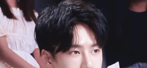 评委席|王一博太调皮被误会,“不满”选手砸话筒弹飞笔,藏在本后太可爱