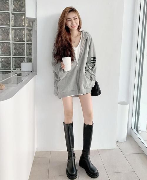 短裙|短裙小姐姐:迷人短裙白嫩肤色秀出来,香肩水蛇腰迷人