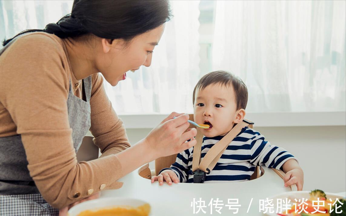 喂养|宝宝添加辅食后饮食怎么安排?1岁是分水岭,前后喂养方式大不同