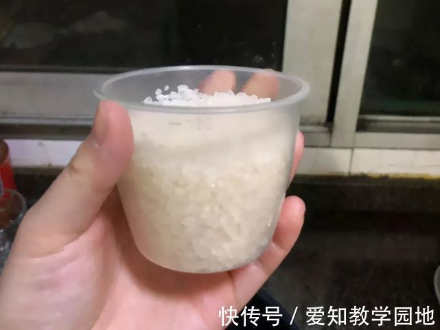 作业|“老师让带1万粒米”,爸爸陪孩子数到半夜,质问老师反被打脸!