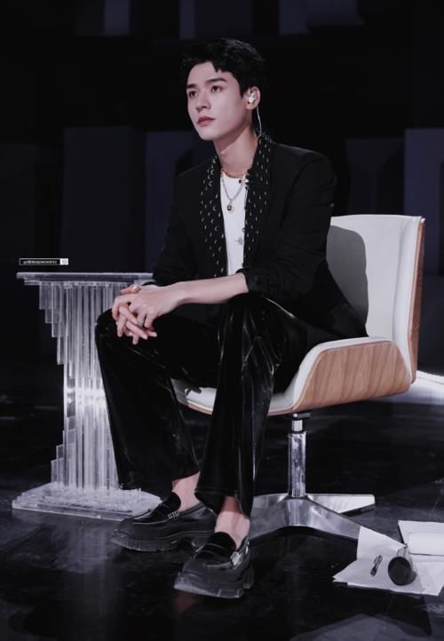 龚俊登上创造营舞台，称跟张哲瀚组男团最匹配，再现经典“芜湖”为选手打call