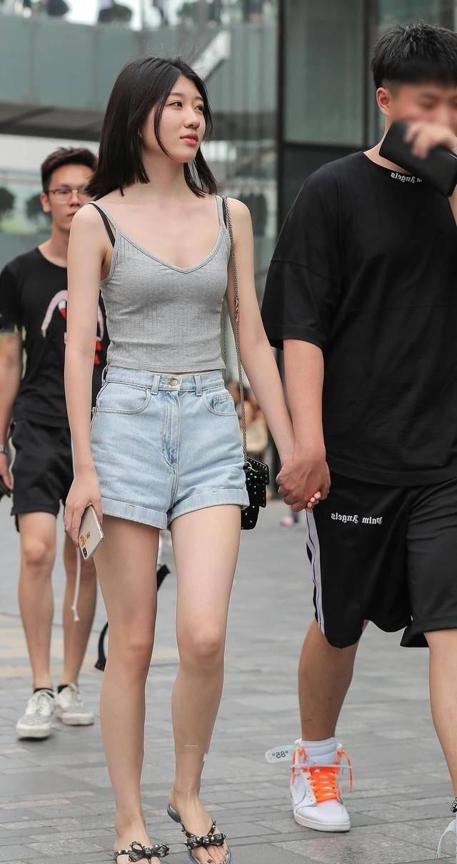 街拍气质小姐姐热裤分分钟秀出好身材,依偎在男友怀里很是甜蜜