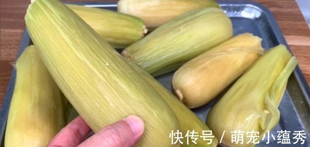 煮玉米时一定不要只用清水，水里加点“它”，香甜软糯，太香了