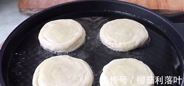 烙饼时别再用死面和发面了,这样做,放凉也不硬,松软可口还分层!