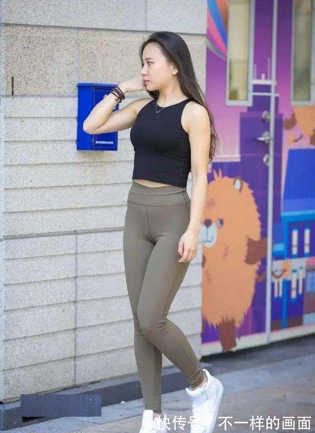 搭配|黑色高级感吊带搭配新潮打底裤,中规中矩的款式,适合日常穿搭