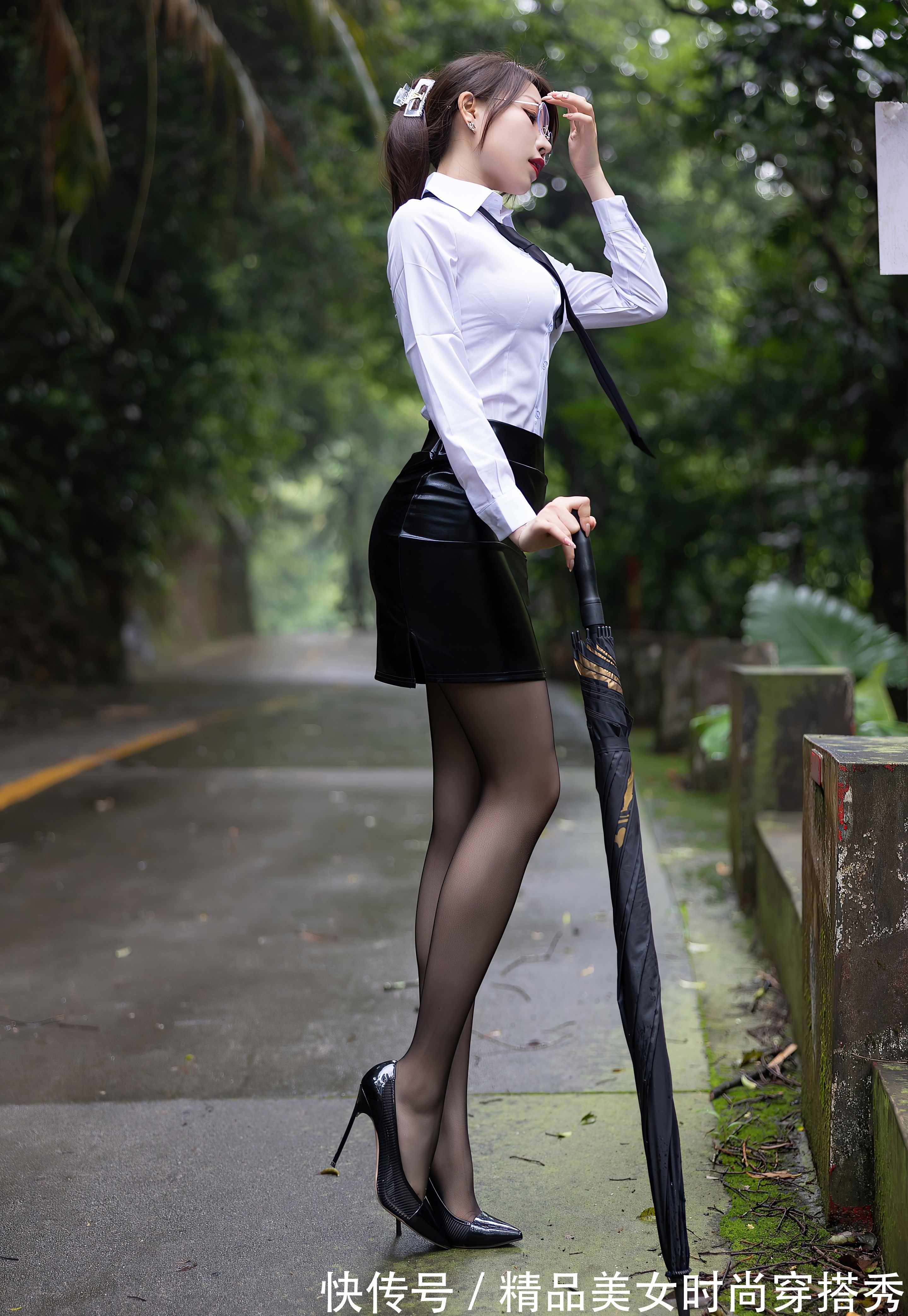 衬衫 白色衬衫下搭一条帅气十足的黑色皮裙,既酷又不失女人味