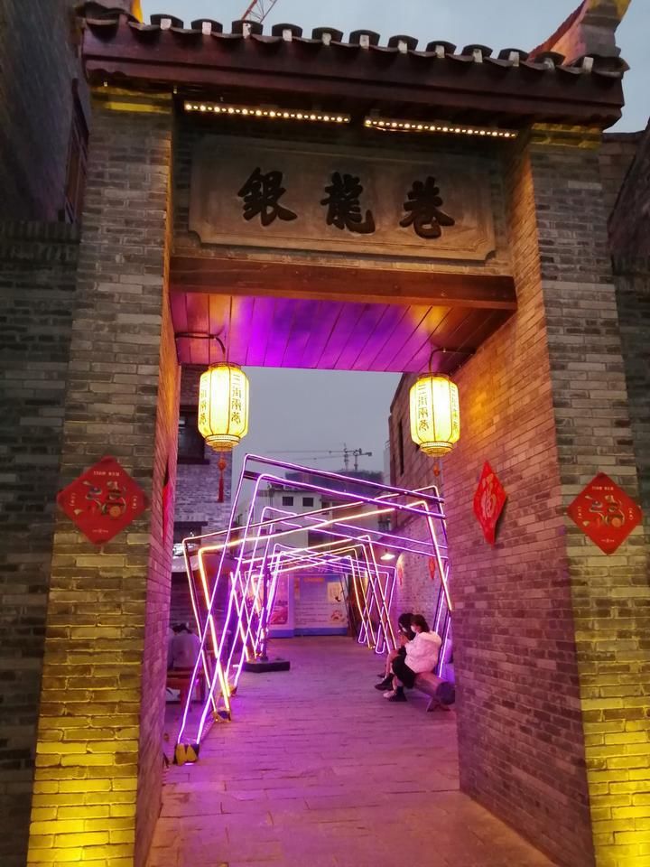 各式古朴的建筑，挂满红红的灯笼，这新地标透着老南宁的气韵