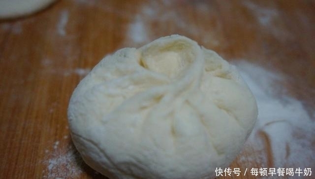 锅中|酱肉包子,整粒的肉丁,嚼起来真带劲