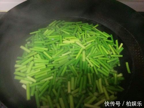 炒蒜苔时,直接炒大错特错,多加这一步,蒜苔好吃又好看