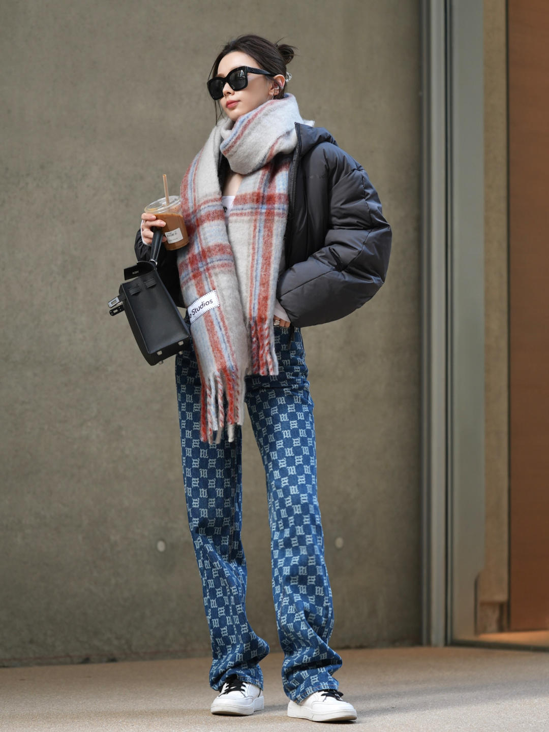 黑白配 简单的黑色羽绒服低调又大气,今冬备上一件,长款短款都好看