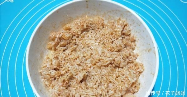 把鸡蛋打进剩米饭里,学会这新吃法,越吃越上瘾,上桌就抢光