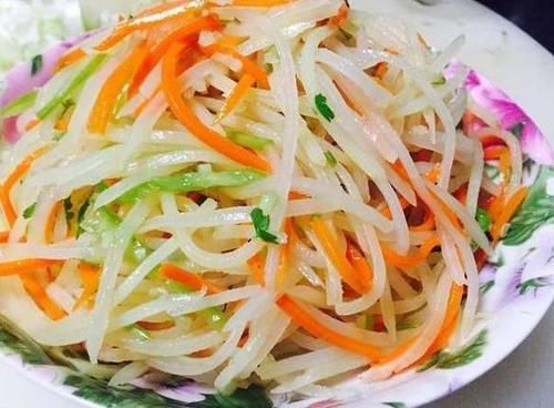 美食推荐：红油拌腐皮菜卷，家常回锅肉，凉拌三丝，西芹炝鱿鱼的做法