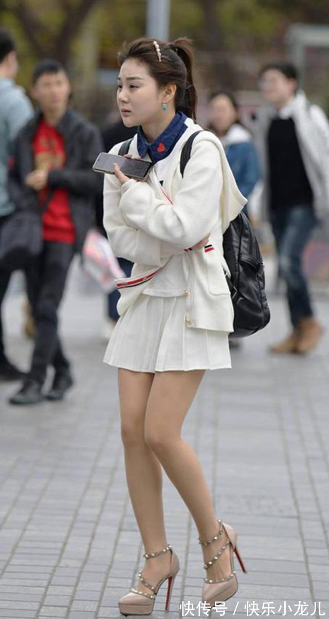 甜美 白色百褶裙搭配高跟鞋,甜美减龄,彰显不一样的风情