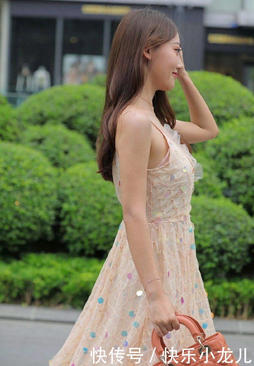 时尚|时尚美女的“鱼鳞裙”,展示教科书式穿搭!