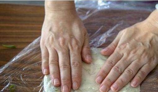 邻居阿姨做葱油饼十五年,我一次能吃5个,太美味了根本停不下来