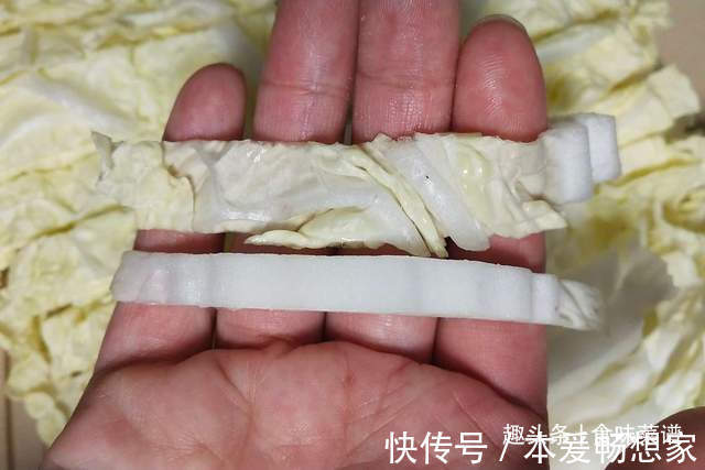 瓶子|每年冬天我都这样腌酸菜,不发霉不怕烂,金黄酸爽,放一年都不坏