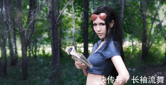 cospl海贼王海贼王真人版你见过没女帝最霸气，娜美身材比真人强！