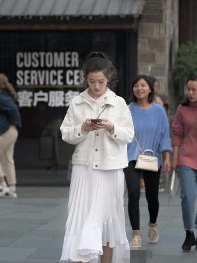  抬头|街拍：甜美重庆小姐姐，不要再看手机了，你抬头的时候温柔了岁月