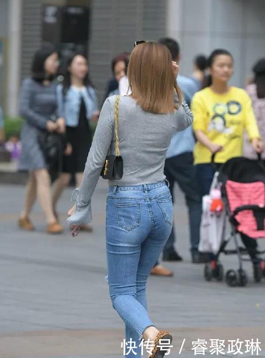 别被年龄左右，款式多又好搭的牛仔裤，能助你轻松演绎时尚美