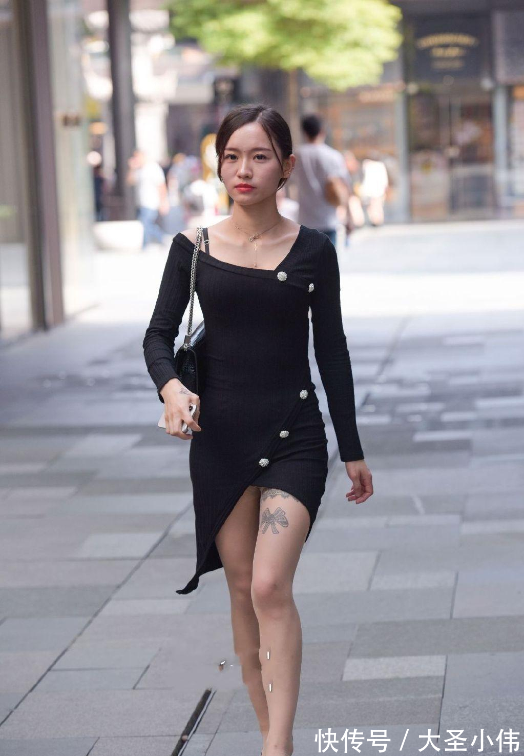 衣服|美女街拍:急着上班衣服被“撕烂”,居然只能用纽扣系起来,心真够大