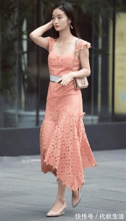 靓丽 高挑靓丽的小姐妹,身穿时吊带裙,清新甜美