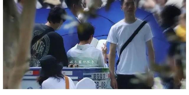 搞笑|张哲瀚看书被抓拍，却再度迎来质疑？粉丝：认真又搞笑！