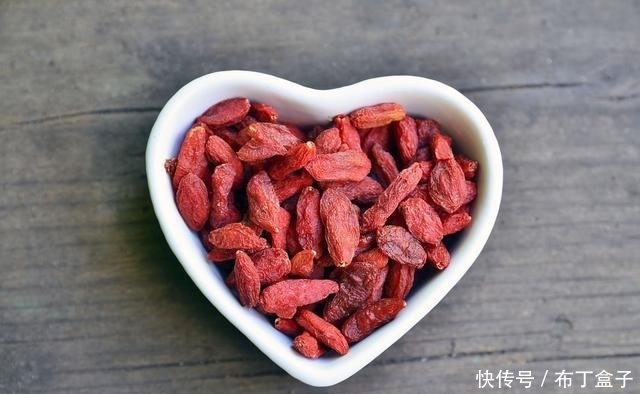 枸杞中含|每天晨起 吃10粒枸杞 会有这3个好处