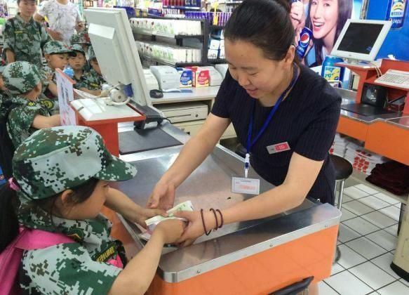 超市|1岁娃拽了颗葡萄,工作人员怒斥“这是偷吃”,妈妈高情商回应