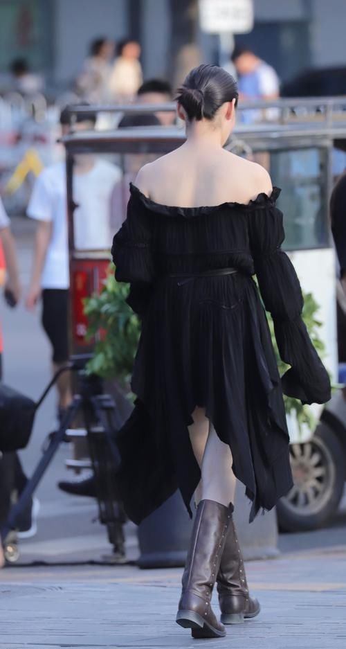 街拍白T牛裤是时尚界的标配之一,具有简约时尚又显身材的特点