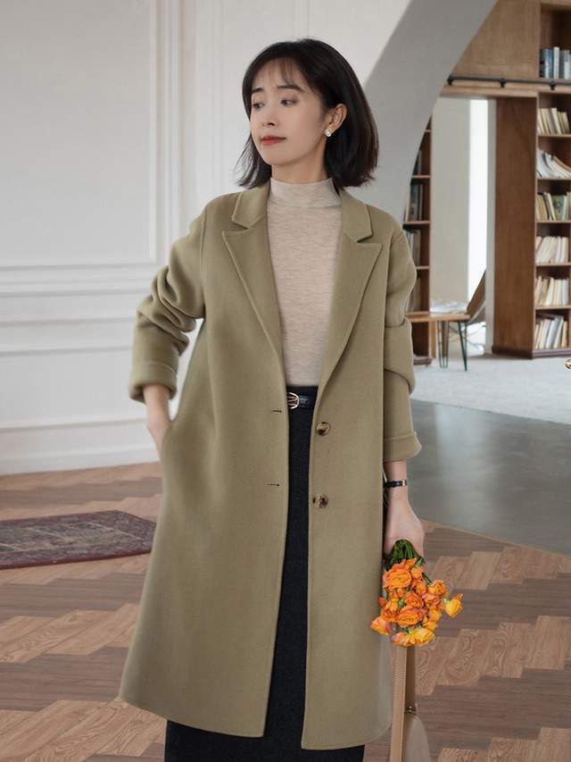 风衣|秋季,奔四奔四的女人怎么穿风衣?搭配衬衫和牛仔裤,减龄又洋气