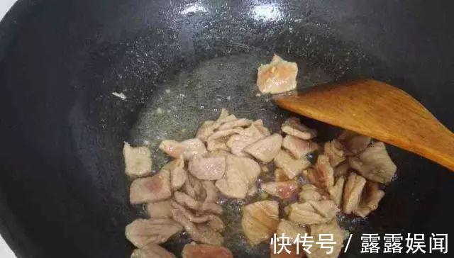 蛋清|炒肉丝，别再放淀粉腌制了，30年大厨教你三招，肉丝滑嫩入味