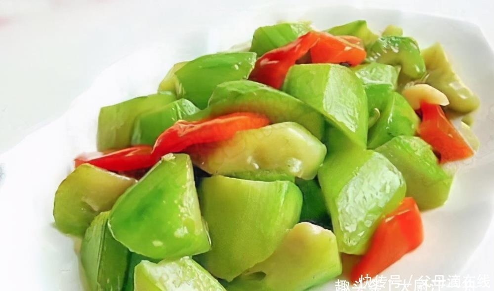 炒丝瓜时，最忌直接放油，教你饭店做法，丝瓜翠绿不出水不发黑