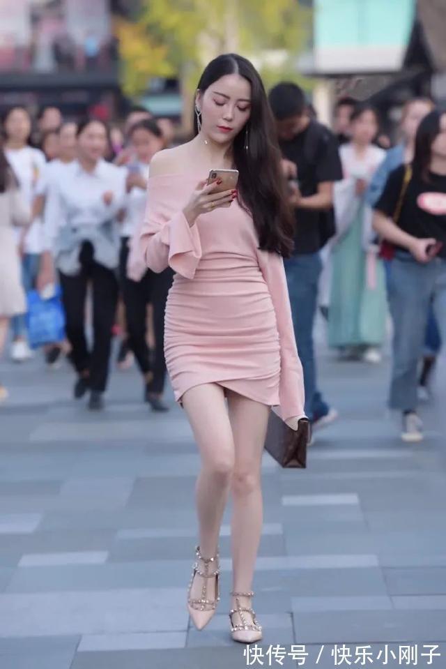 吊带 连衣裙的穿搭各具特色,更优雅和自信,时尚圈中穿搭模板