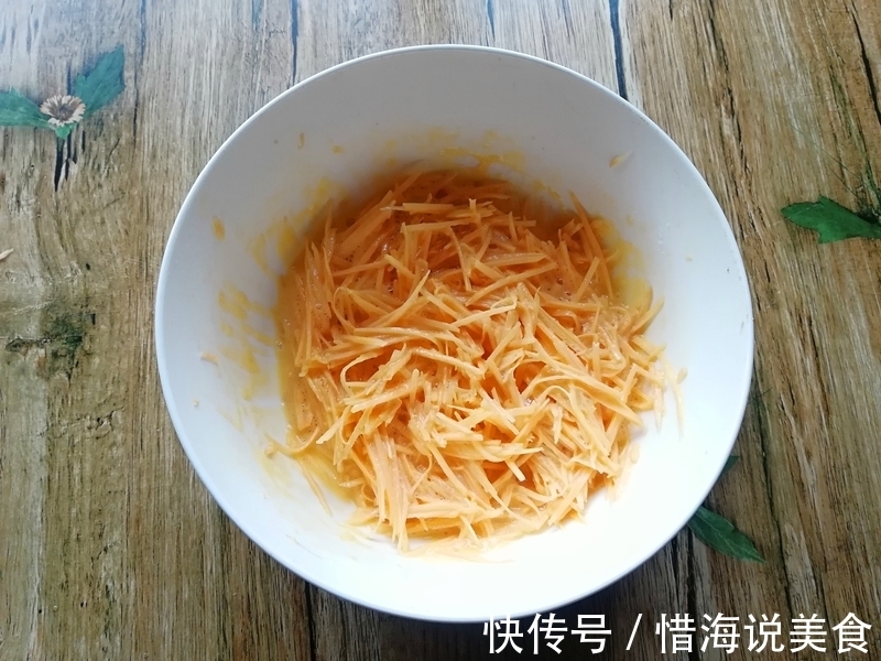 两个鸡蛋，一个地瓜，搅一搅，煎一煎，一会就做出一份早餐鸡蛋饼