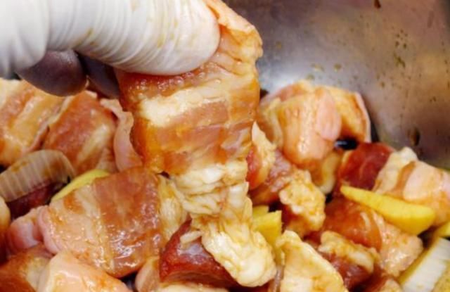 红烧肉|红烧肉你是加白糖还是加冰糖餐厅主厨都错了教你怎么做才好吃