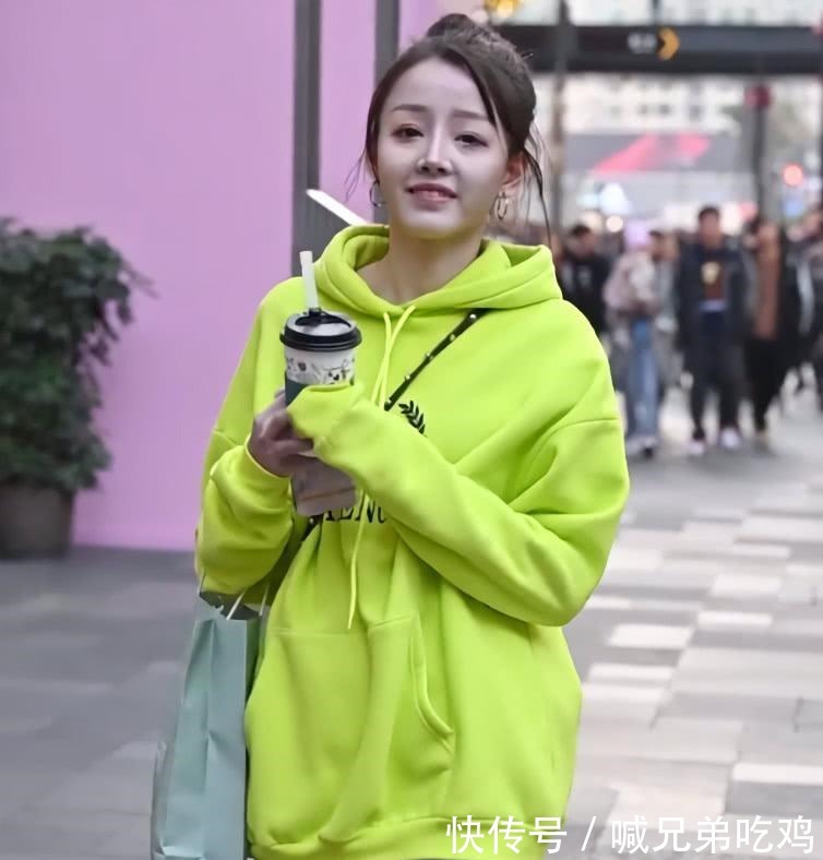 小姐姐 成都一小姐姐太牛气了, “裤子”薄得不到0.01厘米, 不怕冷！