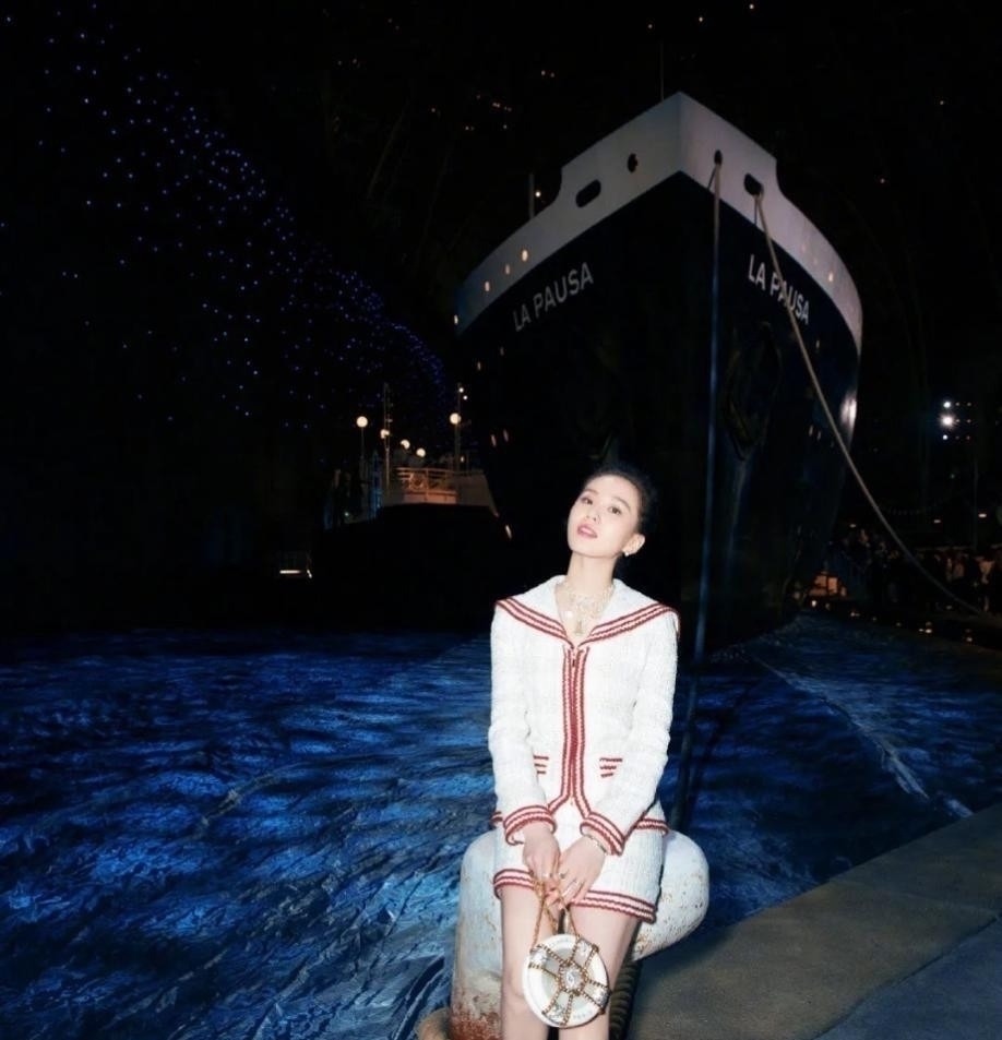 减龄 今年很流行“奶奶衫”,看似显老,穿上却很减龄,百搭不挑人