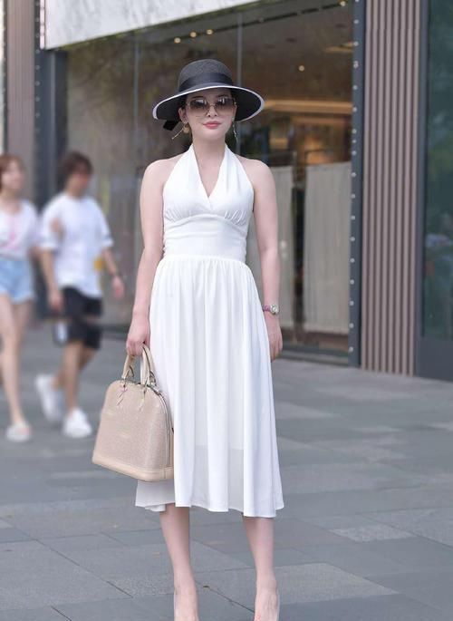 1万元的奢侈白裙,贵妇穿出高级感,算不算是“白富美”呢