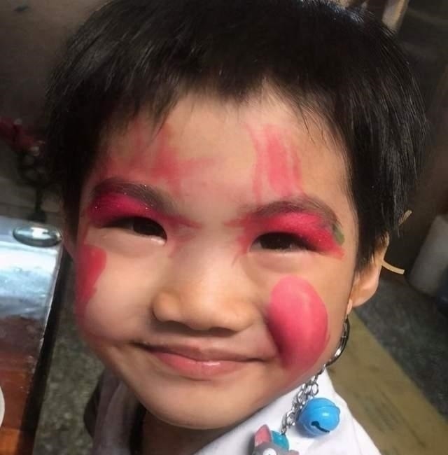 口红|“崩溃妈妈”坐地抱头痛哭,昂贵口红被熊孩子破坏:真是亲生的