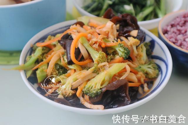 一日三餐|妈妈厨艺真不错，2菜1汤的午餐，搭配好有食欲，2碗米饭下肚