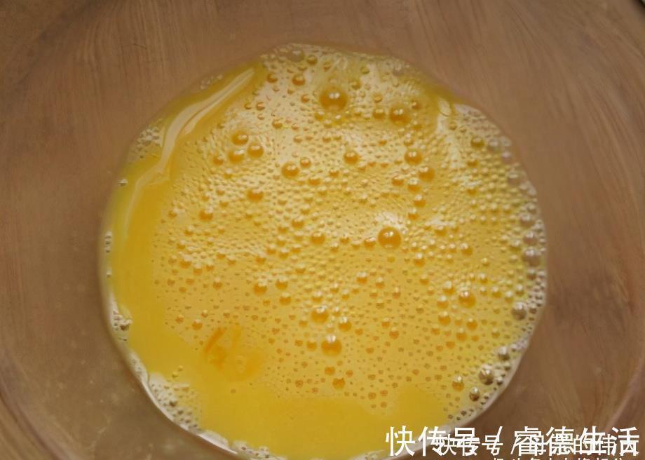 牛奶|2个鸡蛋,半杯牛奶,搅一搅煎一煎做成厚蛋烧,早餐吃营养健康