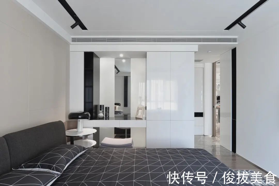 优雅|180㎡现代简约，卫生间用玻璃墙？设计太大胆！是否有点奔放？