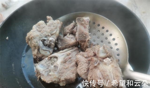 玉米|天气寒冷,要经常给家人喝这个汤,健脾胃,滋补身体不怕冷!