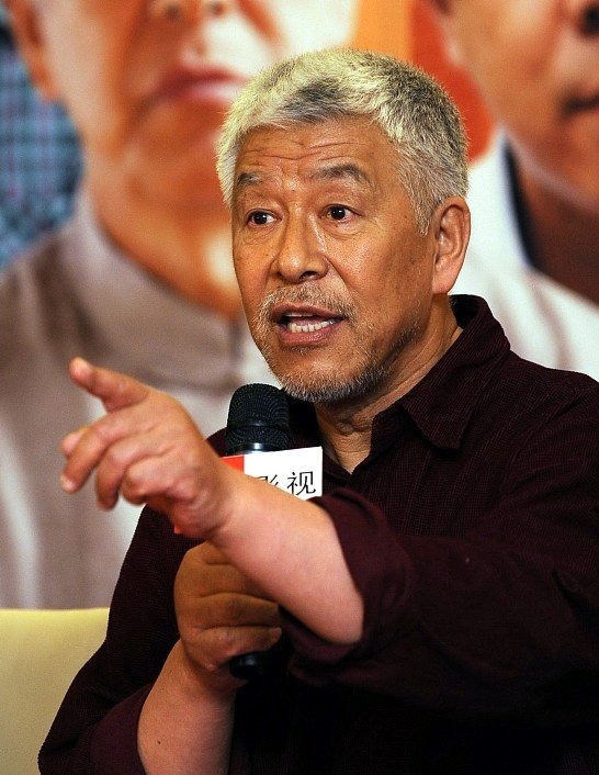 振荣|张洪杰为何75岁仍带着“丑妻”拍戏原来家里养了“一群狼”